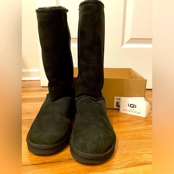 UGG Classic Tall Boots, Black, Size 8, Barely Worn - Picture 4 of 8